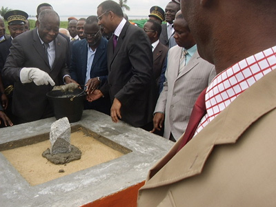 Gbagbo pose la 1ère pierre du pont de Jacqueville, le 8 juillet 2009, en présence de Patrick Achi et du maire de Jacqueville, Eugène Avi Adroh 